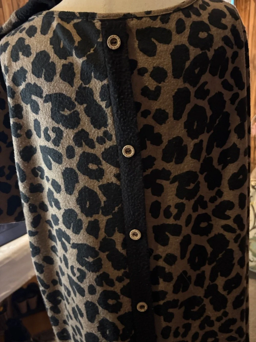 Pink Clover Leopard Print Long Sleeve Top in Tan and Black NWOT - Picture 5 of 6